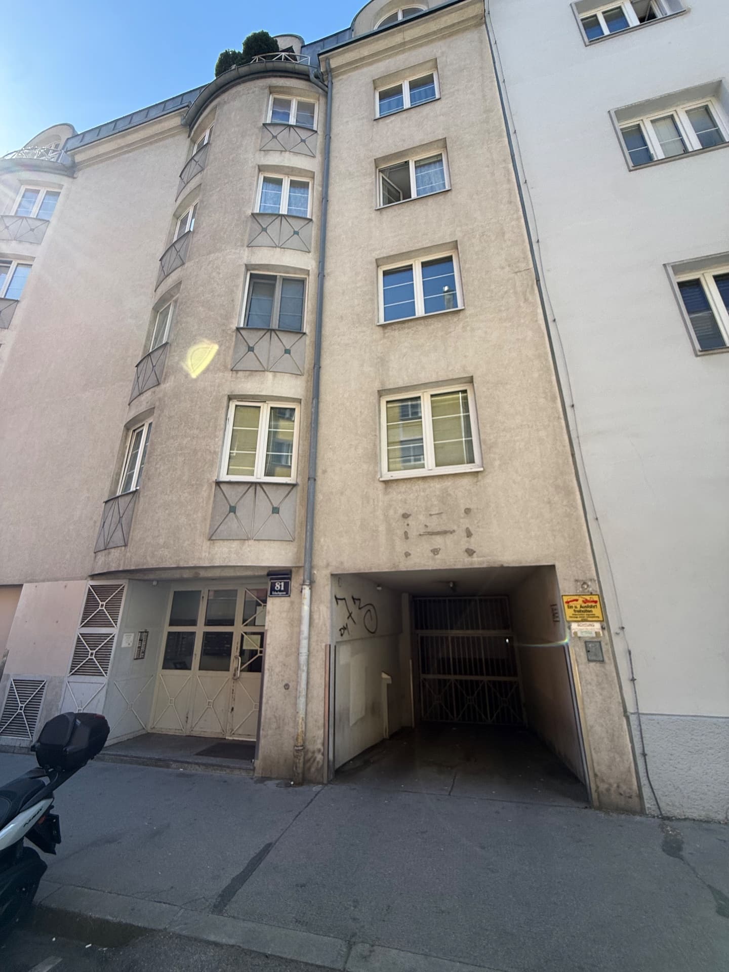 Gepflegte Tiefgarage mit automatischem Tor in Favoriten, 1100 Wien